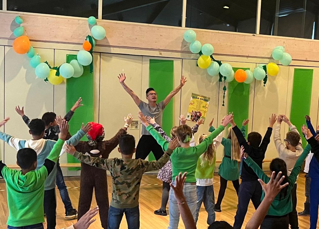 We kunnen terugkijken op een geslaagde Kinderboekenweek! Het thema was ‘Gi-ga-groen’, waarbij we stil hebben gestaan bij alles wat er in de natuur om ons heen te beleven valt. We willen kinderen enthousiast maken om veel te lezen. Allerlei activiteiten stonden op het programma. Er stond een boekenkraam op het schoolplein De Boekencarrousel. Leesconsulent van Bibliotheek Rotterdam